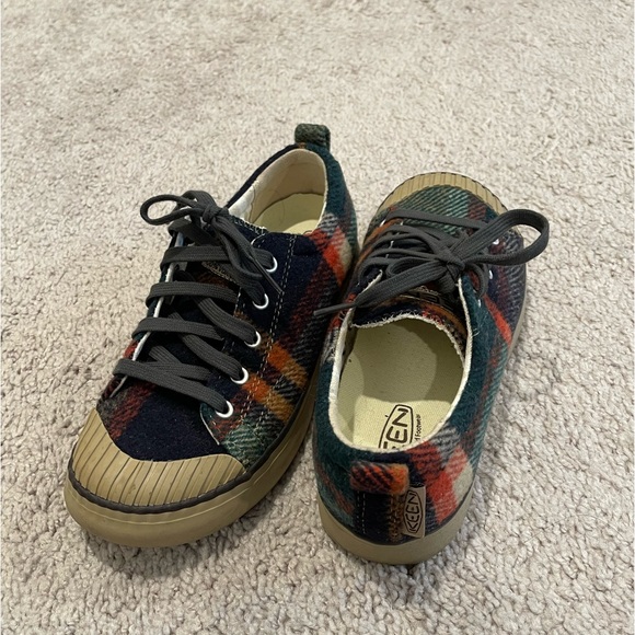 Keen Women’s Size 6 plaid flannel shoes - Picture 4 of 6